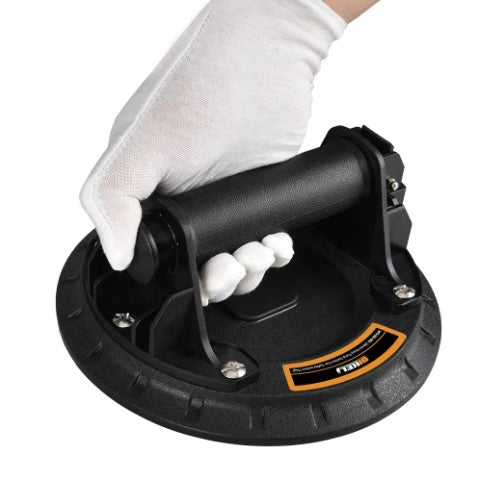 Mano agarrando ventosa de vacio 8 pulgadas
